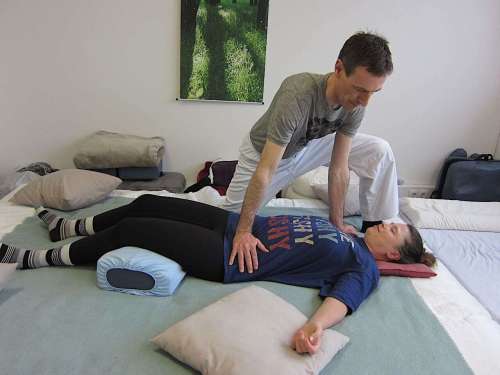 Mag. Christian Waltenberger bei der Shiatsu-Körperarbeit für befreite Faszien in seiner Praxis in Graz