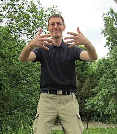 Zhan Zhuang Qigong Übung Stehen wie ein Baum für mehr innere Kraft demonstriert von Christian Waltenberger