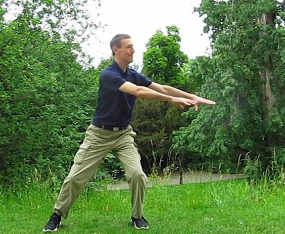 Christian Waltenberger zeigt Qigong Faszienübungen nach Tensegrity-Prinzipien