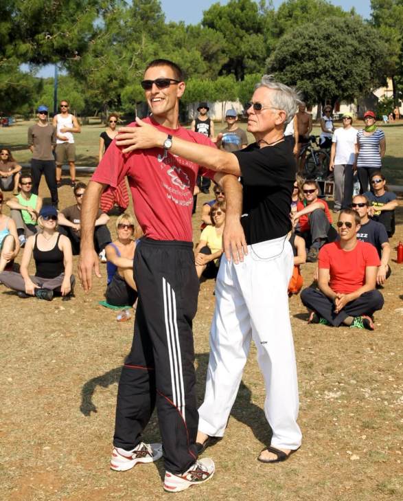 Shifu Oswald Elleberger und Mag. Christian Waltenberger bei einer Qigong-Übung zur Aktivierung der Wirbelsäule
