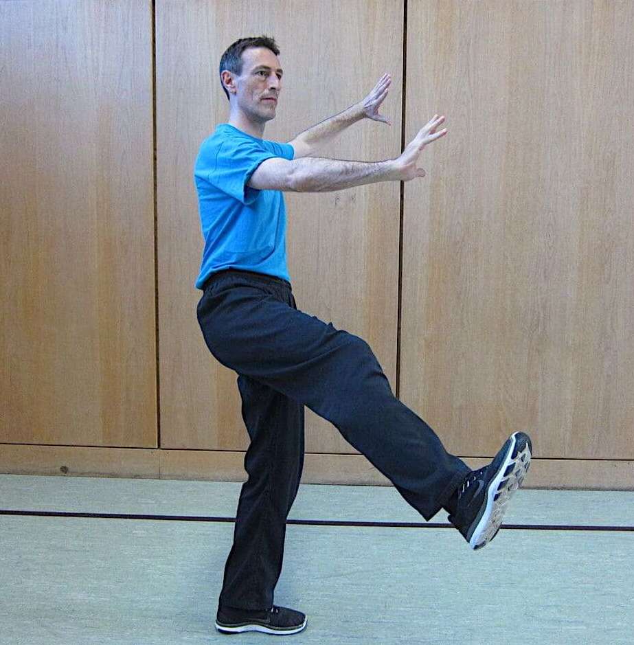Christian Waltenberger demonstriert einen kraftvollen Taiji Quan Fußstoß mit der Ferse beim Training in Graz