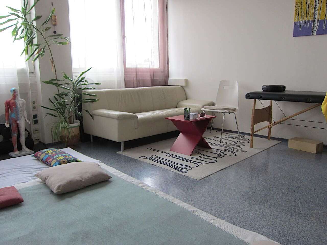 Gemütlicher Sitzbereich für das persönliche Shiatsu-Vorgespräch in der Praxis von Christian Waltenberger
