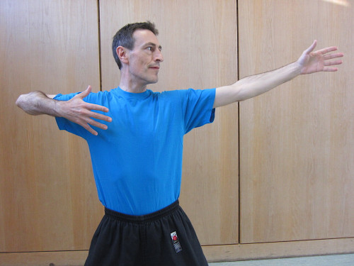 Mag. Christian Waltenberger bei einer Qigong-Übung mit Fokus auf Faszienarbeit in Graz