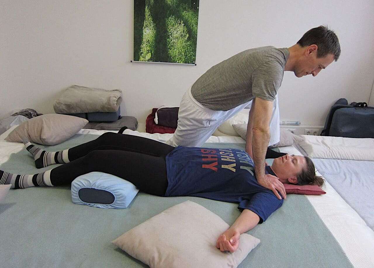 Shiatsu-Behandlung mit einem sanften Schulterstretch zur Faszien-Befreiung von Christian Waltenberger in Graz