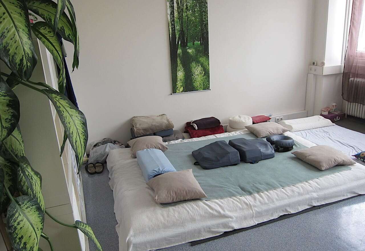 Ruhiger Shiatsu-Behandlungsraum mit traditioneller Bodenmatte in der Praxis von Christian Waltenberger in Graz