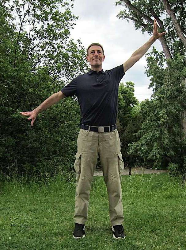 Christian Waltenberger zeigt einen tiefenwirksamen Qigong Faszienstretch beim Training in Graz