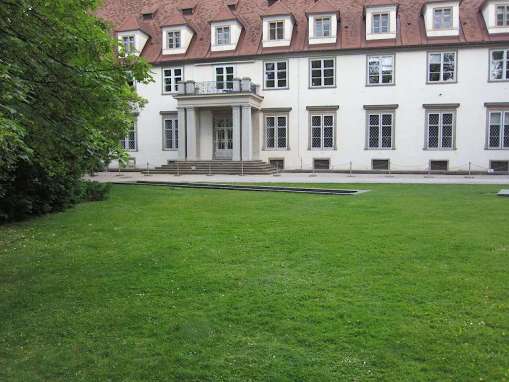 Grüne Trainingsfläche für Qigong im Burggarten Graz