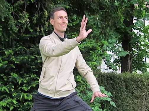 Mag. Christian Waltenberger demonstriert Taiji Quan in Graz mit Fokus auf elastische Kraft und biomechanische Struktur