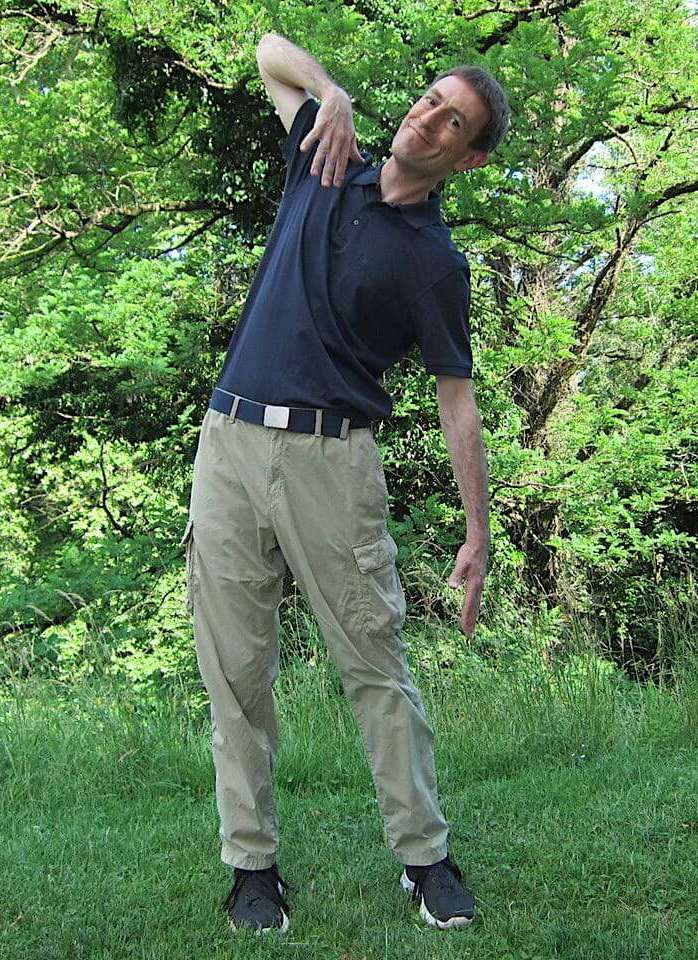 Seitliches Öffnen der Wirbelsäule im Qigong für elastische Faszien