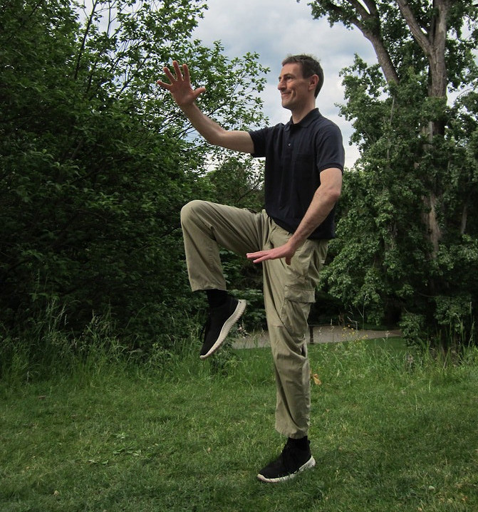 Christian Waltenberger zeigt die Taiji Quan Bewegung der goldene Hahn steht auf einem Bein für elastische Kraft in Graz