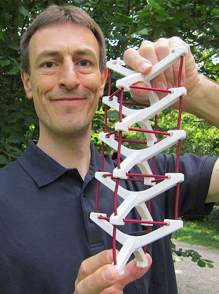 Ein elastisches Wirbelsäulenmodell zur Veranschaulichung des Tensegrity Prinzips und der Biotensegrity im Körper